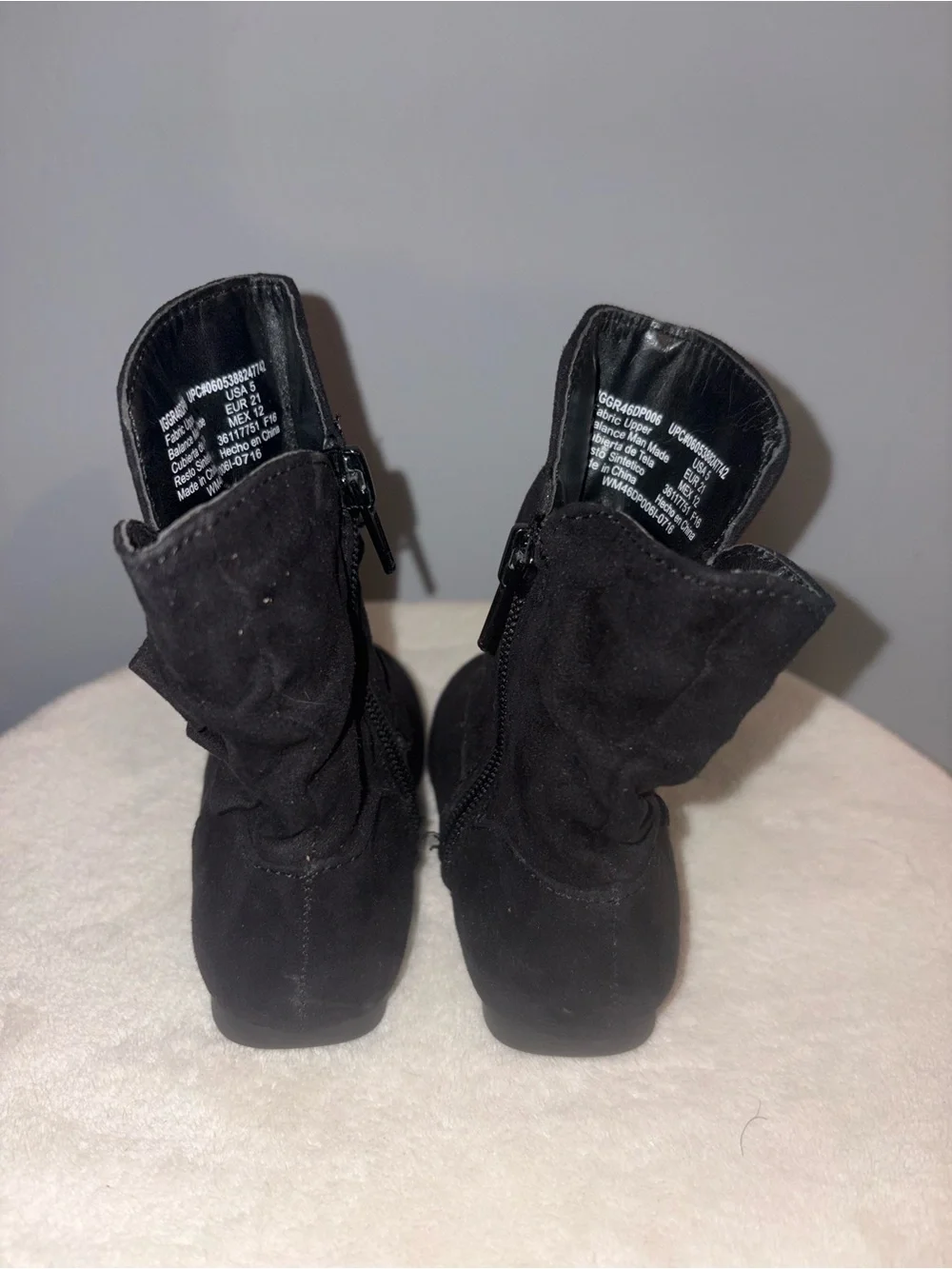 Pair of Cozy Suede toddler boots in Chestnut kookaburra by Ugg and Black sued